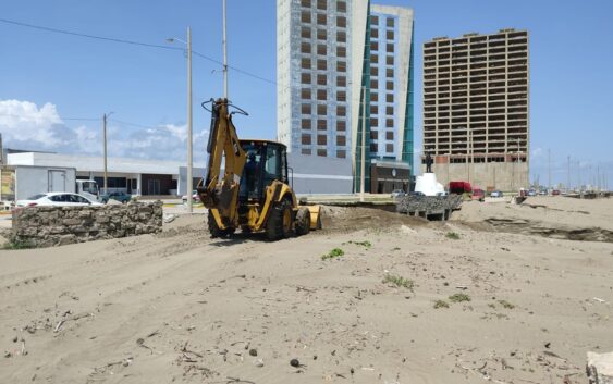 Realizan bacheo y desazolve intensivo de canales en Coatzacoalcos