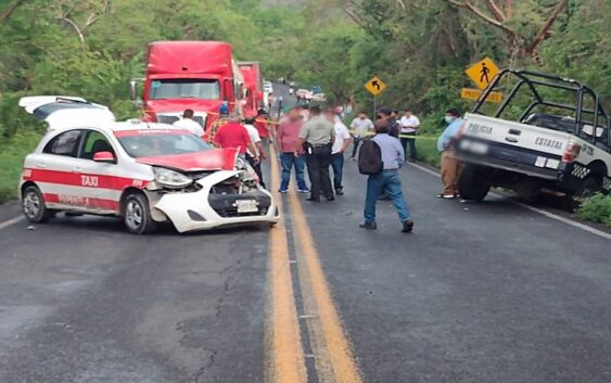 Patrulla chocó de frente contra taxi en la carretera Papantla-Poza Rica