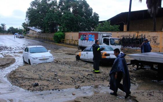 Huracán ‘Blas’ se aleja de las costas de México, pero seguirán lluvias intensas