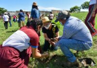 Alumnos y autoridades municipales reforestan la ETI 96