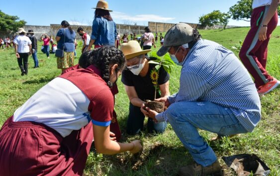 Alumnos y autoridades municipales reforestan la ETI 96