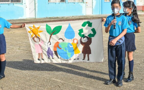 Planta Ayuntamiento árboles en escuelas de Coatzacoalcos