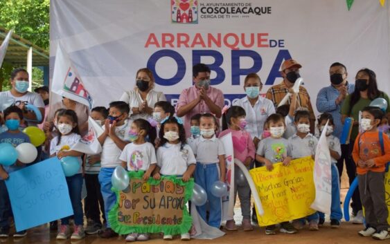El ayuntamiento de Cosoleacaque construye aula en la Colosio.