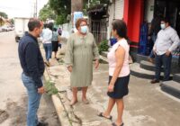 Desazolvan drenajes y alcantarillas en calle Lázaro Cárdenas