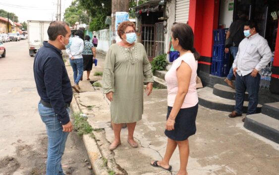 Desazolvan drenajes y alcantarillas en calle Lázaro Cárdenas