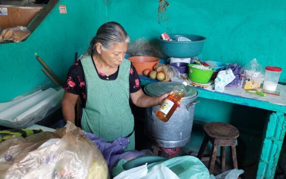 Recolectan aceite de cocina usado en mercados de la ciudad