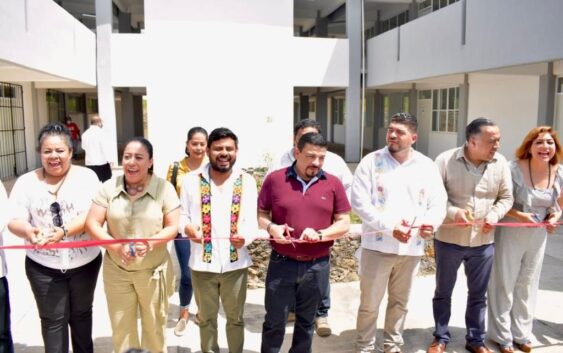 Zenyazen en la región de “Los Tuxtlas” entregó obra educativa superior a los 7 mdp al ITSSAT