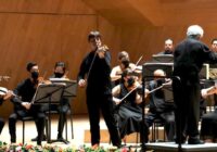 Con gran éxito se presentan el violinista Joshua Bell y la Orquesta Filarmónica dirigida por Jorge Mester
