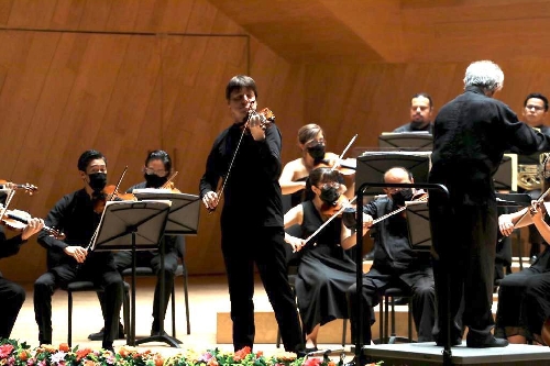 Con gran éxito se presentan el violinista Joshua Bell y la Orquesta Filarmónica dirigida por Jorge Mester