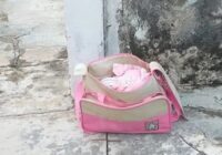 Abandonan a bebé de 2 meses dentro de pañalera en la calle y bajo la lluvia
