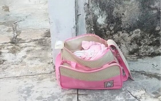 Abandonan a bebé de 2 meses dentro de pañalera en la calle y bajo la lluvia