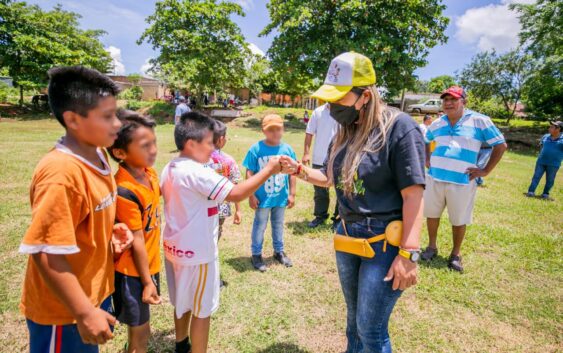 Rosalba Rodríguez, inauguró el torneo libre de fútbol en Ixhuapan