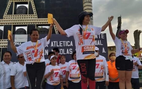 Reconoce el alcalde de Carranza a paisana que ganó carrera atlética en Coatzacoalcos