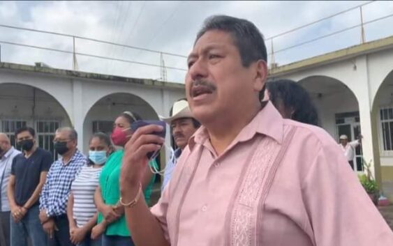 Atiende el alcalde Enrique Cruz Canseco a manifestantes que exigen liberación de Pasiano Rueda