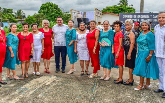 Disfrutan colonos de “Domingo de Orquesta y Danzón para tu corazón”