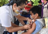 Cosoleacaque incentiva a los pequeños para que acudan a vacunarse.