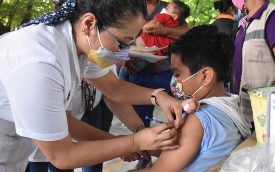 Cosoleacaque incentiva a los pequeños para que acudan a vacunarse.