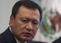 Primer aletazo del PRI rumbo al 24. Osorio Chong destapa a dos priístas para la Presidencia Primer aletazo del PRI rumbo al 24. Osorio Chong destapa a dos priístas para la Presidencia