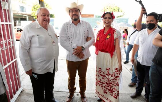 Zenyazen afirma: más de mil 600 escuelas regularizadas con programa de escrituración en Veracruz; hoy entregó 45 en Poza Rica