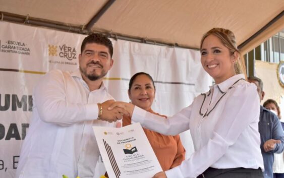 Zenyazen Escobar entrega más de 90 escrituras del programa “Escuela Garantizada, Escritura Garante”