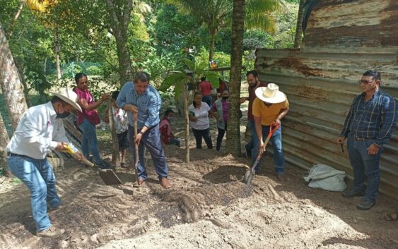 Suma Presidente Amado Cruz a amas de casa para instalar huertos de traspatio