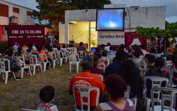 Gobierno de Amado Cruz inicia con éxito programa “Cine en tu Colonia”