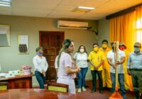 Entrega de rastrillos, para personal de limpia pública en Acayucan