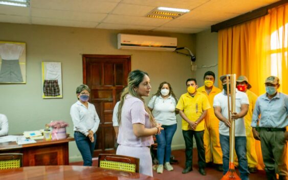 Entrega de rastrillos, para personal de limpia pública en Acayucan