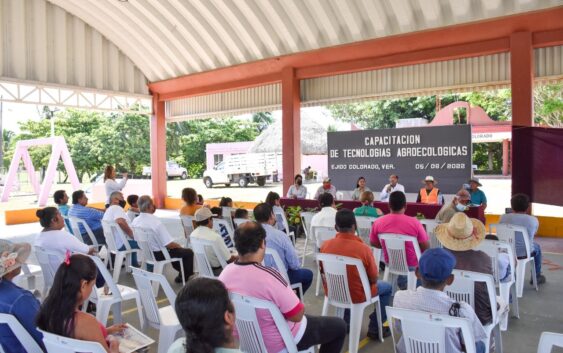 Capacitan Gobierno de Coatzacoalcos y Conafor a sembradores de Colorado