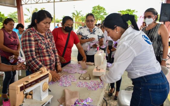 Gobierno de Amado Cruz impulsa el emprendimiento en mujeres en ejidos de Coatzacoalcos