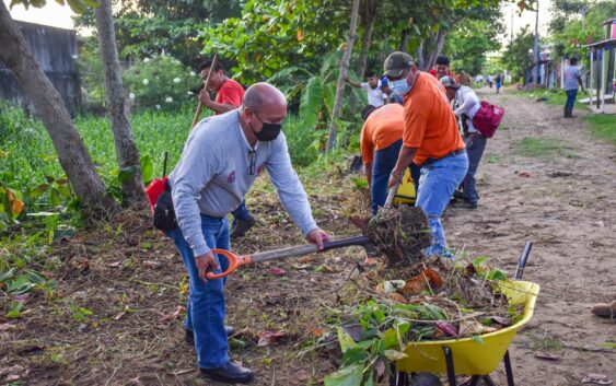 Más de 210 empleados municipales limpiaron canales en la colonia Coatzacoalcos