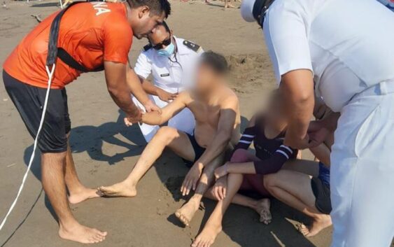 PERSONAL NAVAL RESCATA A DOS PERSONAS QUE SE ENCONTRABAN EN PELIGRO DE AHOGAMIENTO, EN LA PLAYA “LA PIRÁMIDE” DE COATZACOALCOS