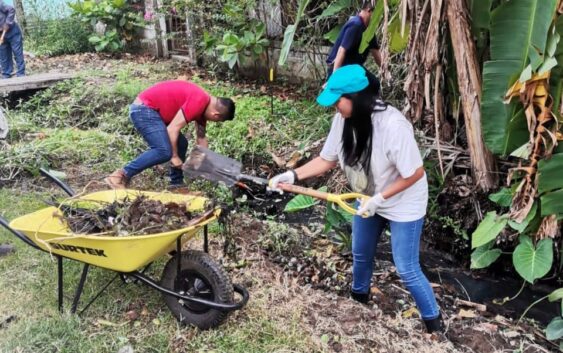 Trabajan empleados municipales en desazolve de canales en la Constituyentes