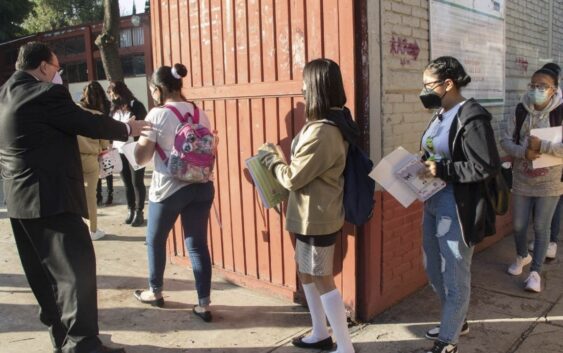 Padres de alumnos de primaria rechazan cabello largo en varones, en Coatzacoalcos