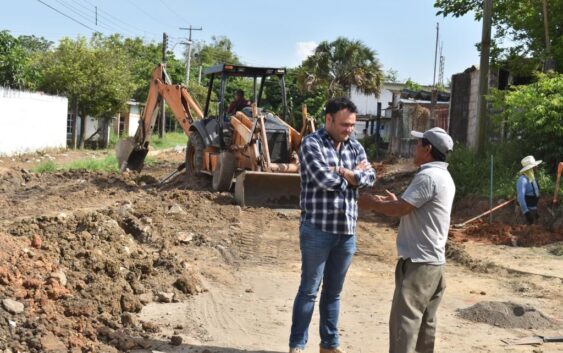 Ponciano Vázquez supervisa obras en colonias de Cosoleacaque