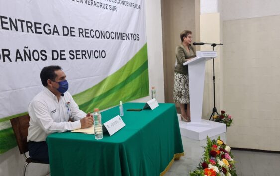 Reconoce IMSS Veracruz Sur a trabajadores por años de servicio