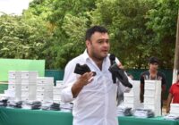 Se entrega por primera vez en Cosoleacaque uniformes a alumnos de la primaria Niño Artillero.