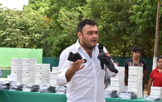 Se entrega por primera vez en Cosoleacaque uniformes a alumnos de la primaria Niño Artillero.