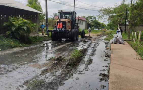 Avanza Ayuntamiento limpieza de canales en Coatzacoalcos