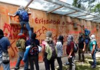 Vandalizan embajada de Israel; protestan por Ayotzinapan