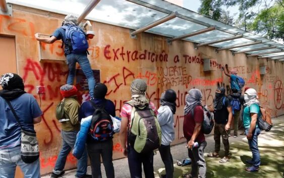 Vandalizan embajada de Israel; protestan por Ayotzinapan