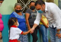 Ponciano Vázquez continúa entregando uniformes.