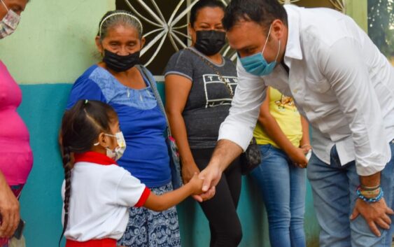 Ponciano Vázquez continúa entregando uniformes.