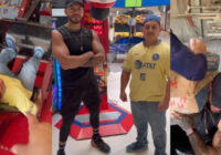 Albañil y joven fitness ponen a prueba su fuerza; resultado se vuelve viral