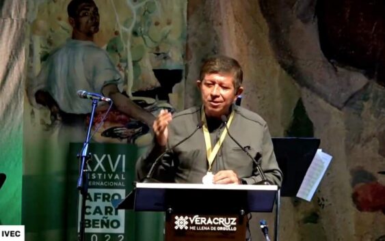 Felicita Ayuntamiento de Acayucan al Dr. Alfredo Delgado por recepción de medalla “Gonzalo Aguirre Beltrán”