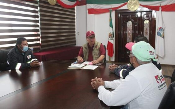 Se reúne alcalde de Agua Dulce con trabajadores de la oficina de Correos de México