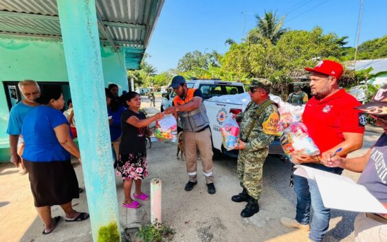 Entregan despensas en comunidades de Cosoleacaque
