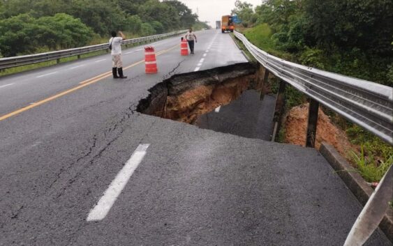 Reportan hundimiento de carretera en Las Choapas
