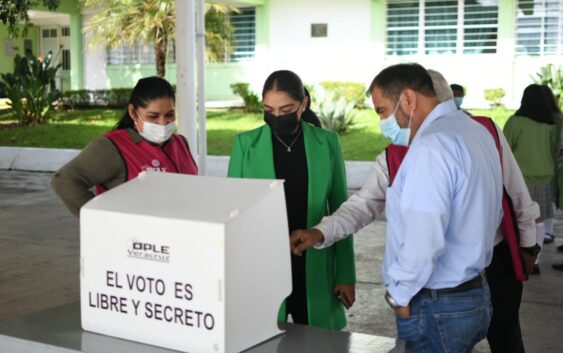 Estudiantes emiten por primera vez su voto en Casilla Electrónica durante un ejercicio democrático del OPLE Veracruz