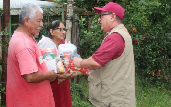 Recorre el alcalde Noé Castillo Olvera sectores afectados por lluvias y entrega más de mil despensas